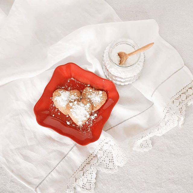 Anyone else struggle with sugar? 🍬🍫🍭🍪 I have a love hate relationship with sugar. Now, I mostly hate it. But at this time of year, it is so hard to avoid sugar! Cookies, and cakes, and truffles...and fudge! 🙄
I've worked hard over this last year to lose 70 pounds. I feel really good. I have energy, focus, patience (usually), and the weight  loss has been a huge bonus. I really just wanted my health back. .
.
I've had so many women message me asking how I did it. How did I lose the baby weight? I'm always hesitant, because it wasn't just about weight loss to me. But I get it.... it's sometimes easier to focus on the outward benefits. So anyway... I'm hosting a FREE DITCH THE SUGAR CHALLENGE for all you lovelies. And we start...gulp...right after Christmas! 🤣 Seriously. I have a reason for my madness! .
.
If you want to join me, check out the link in my profile for more info. You can see what to expect, with all the details. Really, it is quite simple! 🤯 
I'm excited for this, friends! Getting rid of sugar will be soooo worth it for you, I promise! .
Tag a few friends to join in with you for extra support! .
Who's in?! 👇💆
