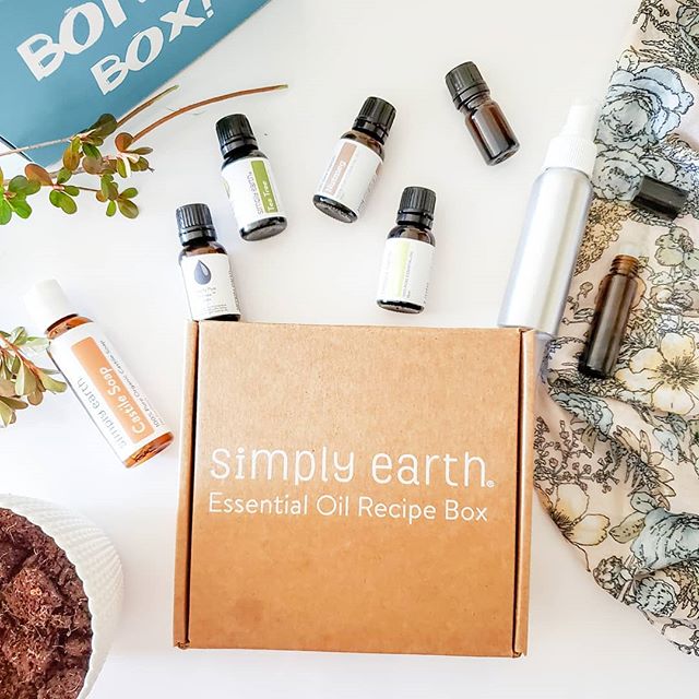 Where are my natural mamas?? 🙋‍♀️ You all know I love my natural products, whether that be cleaning supplies, makeup, food, essential oils, etc. Well, I found this new essential oil company and I've been trying them out for a bit so I could give an honest review. (Sponsored, but honest always) And I've been really impressed! 
I know, many people are brand loyal, and for good reason. I have been as well, for years. But something told me to give Simply Earth a try. 
They are not only pure essential oils, they are affordable! They have a monthly subscription box that comes with all you see here PLUS a huge bonus box for only $40. And there's more, but I'll let you check out the blog post I linked. 👆😁 Make sure you do go read, because it will save you $20 on your April box...do the math! 😮💰 .
.
.
.
.
.
#naturalmamas #naturalhome #essentialoilsforbeginners #simplyearth #eo #eorecipebox #christianmom #greenlivingtips #nontoxiccleaning #nontoxicliving #nontoxicproducts #oilyfamily #oilymama #oilytribe #homeschoolmama #largefamily #megafamily #bloggermom #blogwithheart #healthylivingblogger #momofmany #girlmom #homeeducation #christianfamily #womenintheword #essentialoilsubscription